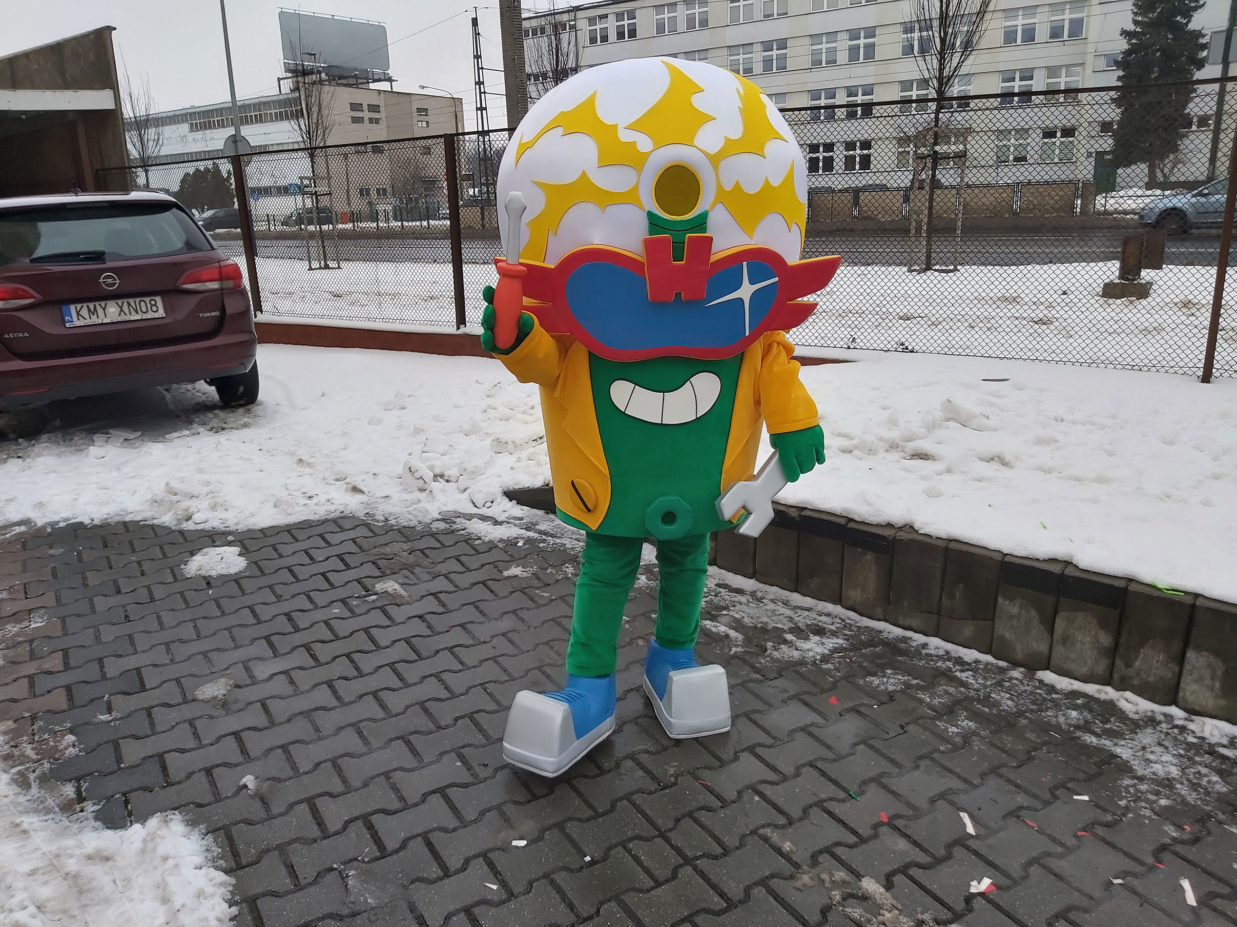Na fotografii widnieje kostium reklamowy Super Zings Dr Volt na jednej z krakowskich ulic